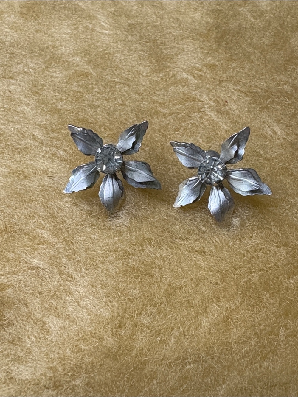 Vintage Bugbee & Niles (B.N.) silver-tone flower screw-back earrings